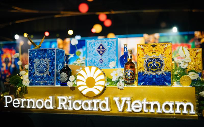 Bộ đôi sản phẩm rượu Chivas 18 cho tết 2026